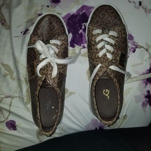 Hardly worn Guess shows